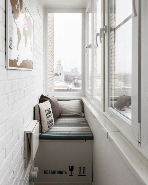 В случае если у вас в квартире маленький балкон, то не стоит Списывать эту площадь и использовать ее в качестве кладовой. 02