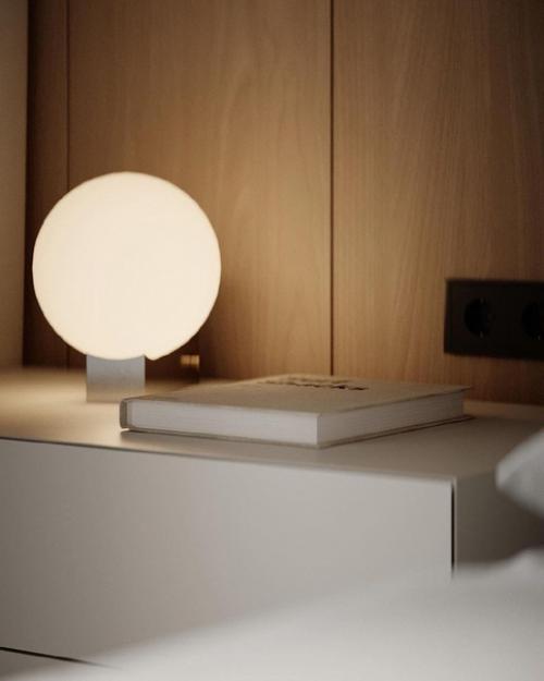 Светло-бежевый оттенок зрительно увеличил пространство, а отделка из дерева добавила уюта и релакса. 02