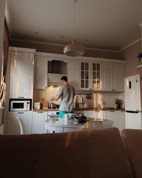 Кухня - гостиная в спокойных, природных оттенках. 02