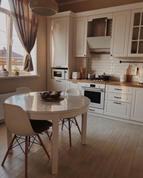 Кухня - гостиная в спокойных, природных оттенках.