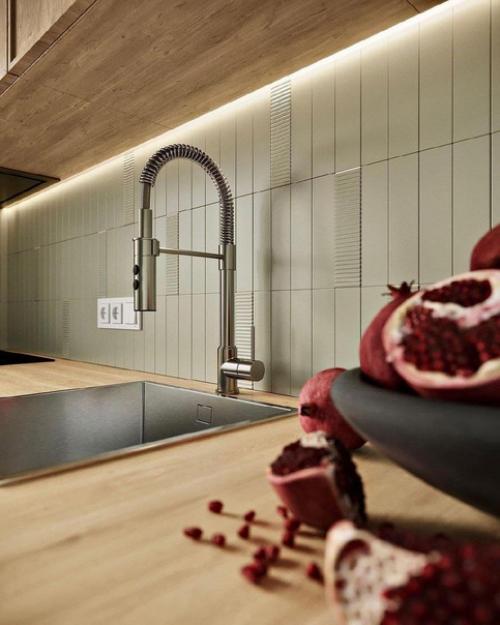 Приятная кухня в оливковом цвете с добавлением натурального дерева. 01