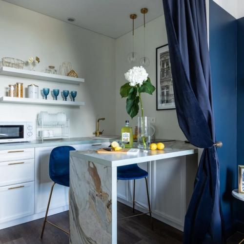 Кухня с благородными синими акцентами. 02