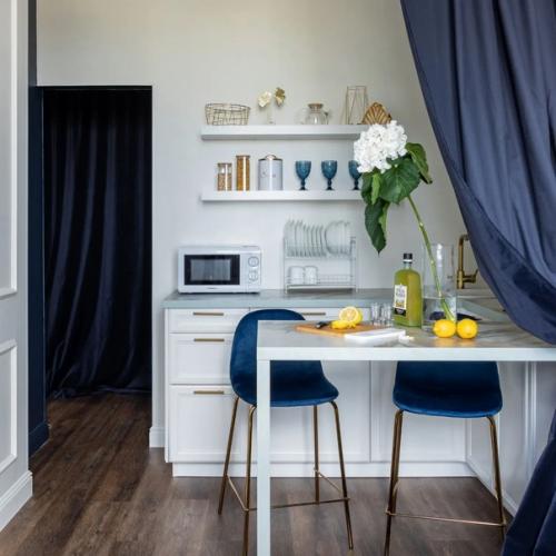 Кухня с благородными синими акцентами. 01