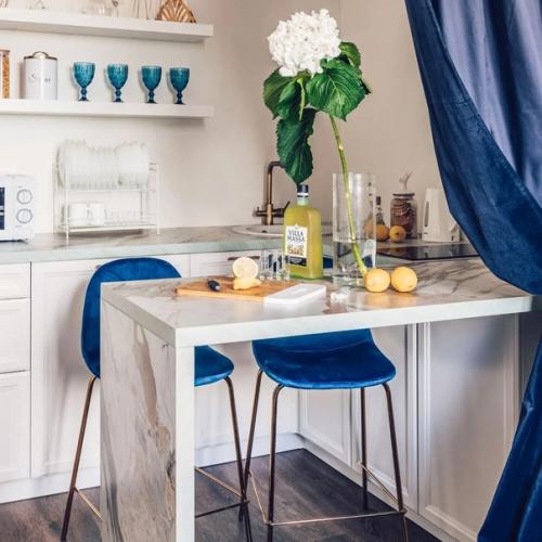 Кухня с благородными синими акцентами. 04