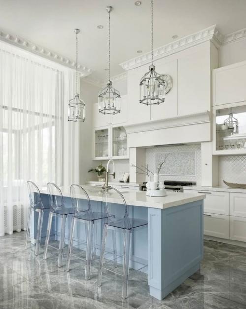 Кухня из загородного дома со светлой воздушной обстановкой.