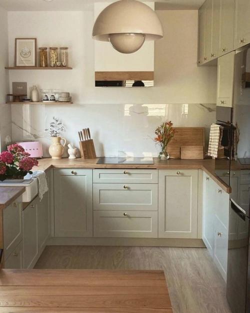 Простор, свет и натуральные оттенки - ключевые элементы этого загородного интерьера. 01