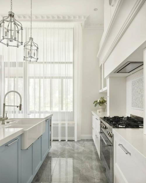 Кухня из загородного дома со светлой воздушной обстановкой. 02