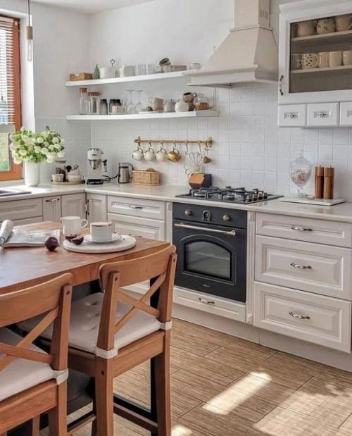 Приятный светлый интерьер с классическими элементами.