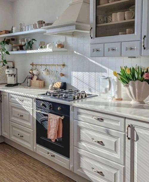 Приятный светлый интерьер с классическими элементами. 01