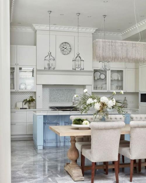 Кухня из загородного дома со светлой воздушной обстановкой. 01