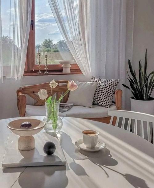 Приятный светлый интерьер с классическими элементами. 03