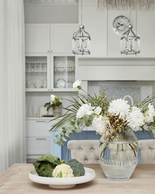 Кухня из загородного дома со светлой воздушной обстановкой. 03