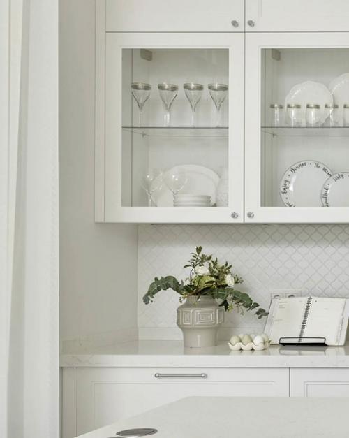 Кухня из загородного дома со светлой воздушной обстановкой. 04