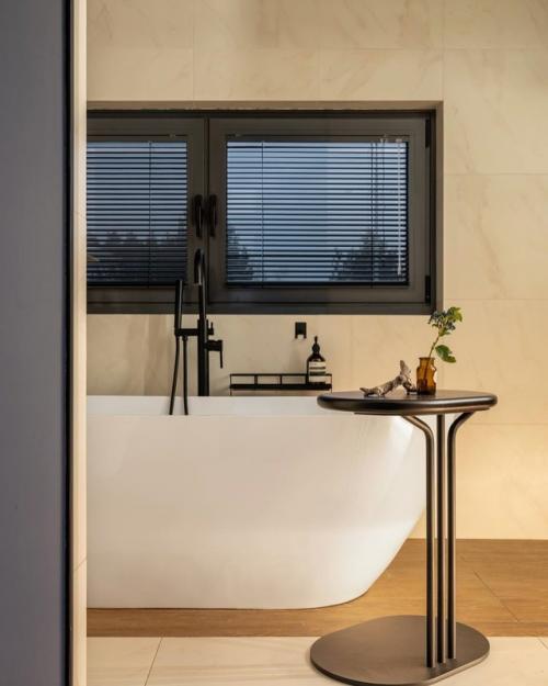 Всю жизнь хозяева жили в городской квартире, но мечта о собственном доме за городом стала реальностью. 02