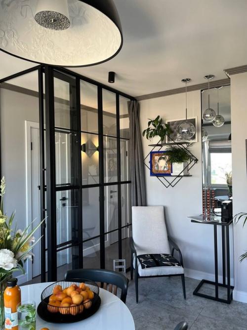 В этом проекте мы перепланировали небольшое пространство кухни - столовой площадью 14 кв. 09