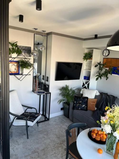 В этом проекте мы перепланировали небольшое пространство кухни - столовой площадью 14 кв. 05