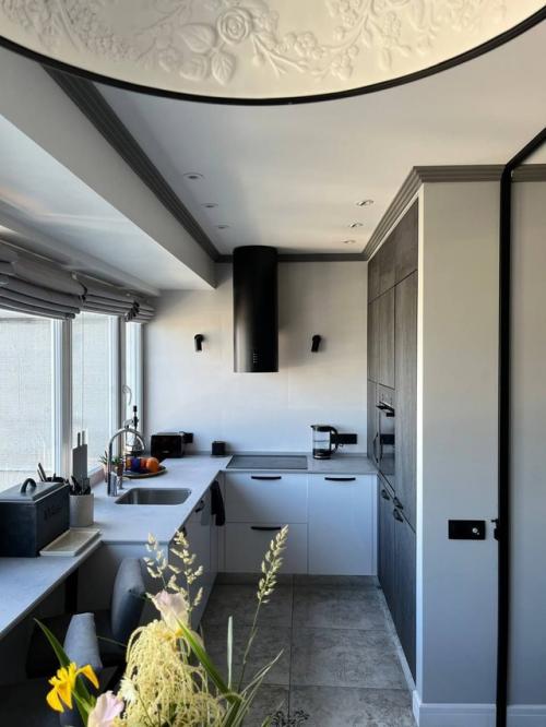 В этом проекте мы перепланировали небольшое пространство кухни - столовой площадью 14 кв. 02