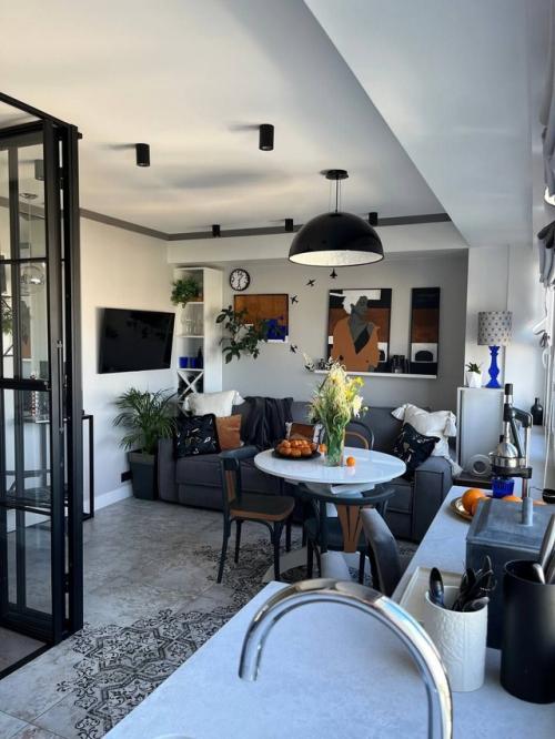 В этом проекте мы перепланировали небольшое пространство кухни - столовой площадью 14 кв. 07