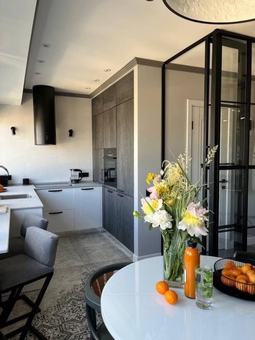 В этом проекте мы перепланировали небольшое пространство кухни - столовой площадью 14 кв. 08