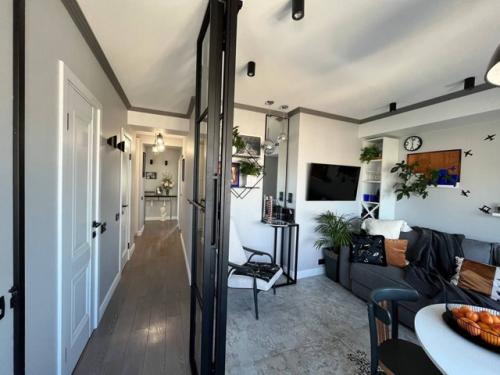 В этом проекте мы перепланировали небольшое пространство кухни - столовой площадью 14 кв. 04