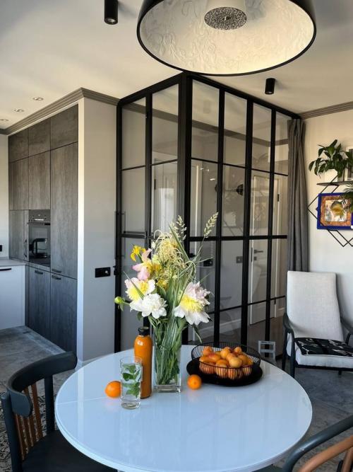 В этом проекте мы перепланировали небольшое пространство кухни - столовой площадью 14 кв. 03