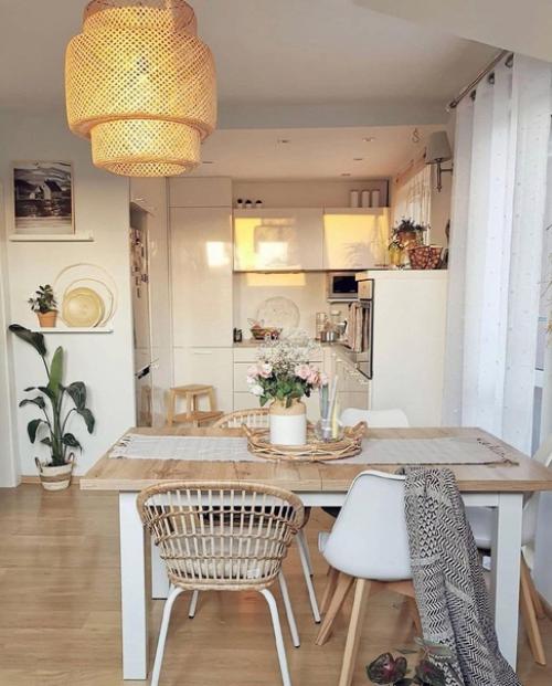 Очаровательная светлая кухня.