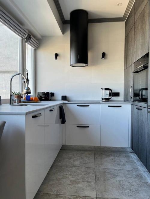 В этом проекте мы перепланировали небольшое пространство кухни - столовой площадью 14 кв. 01