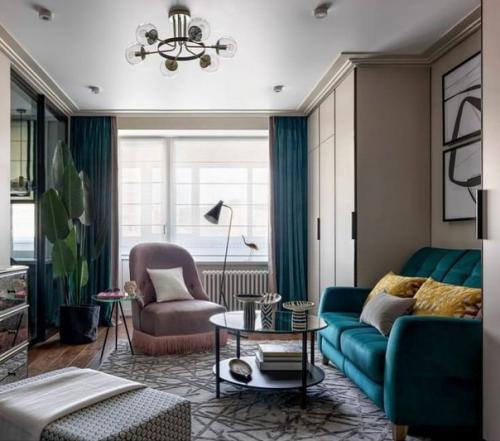 Интерьер квартиры с интересной мебелью и декором.