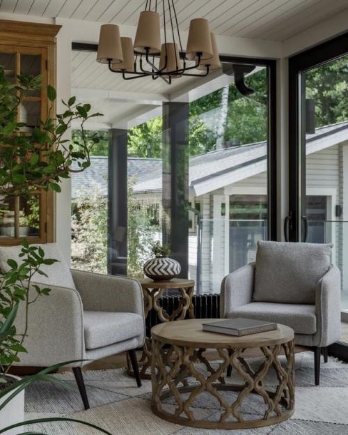 Этот дом расположен в живописном месте - вдали от городской суеты, среди зелени и тишины. 01