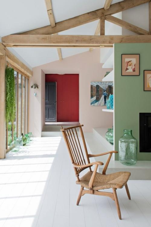 Спокойные интерьер и необычные акцентные стены. 01