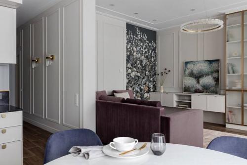 Это изысканное пространство, в котором классическая архитектурная основа гармонично сочетается с актуальными дизайнерскими решениями. 03