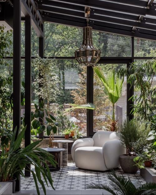 Этот дом расположен в живописном месте - вдали от городской суеты, среди зелени и тишины. 05