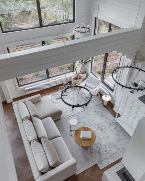 Этот дом расположен в живописном месте - вдали от городской суеты, среди зелени и тишины. 02