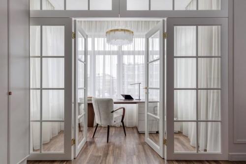 Это изысканное пространство, в котором классическая архитектурная основа гармонично сочетается с актуальными дизайнерскими решениями. 05