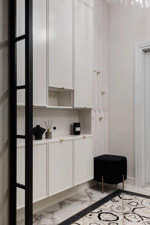 Это изысканное пространство, в котором классическая архитектурная основа гармонично сочетается с актуальными дизайнерскими решениями. 02