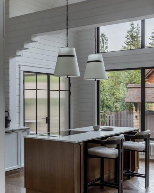 Этот дом расположен в живописном месте - вдали от городской суеты, среди зелени и тишины. 04