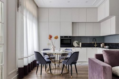 Это изысканное пространство, в котором классическая архитектурная основа гармонично сочетается с актуальными дизайнерскими решениями. 04