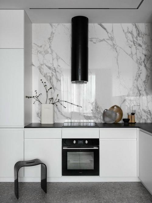 Дизайнеры полностью пересмотрели планировку и создали пространство, где современный стиль гармонично сочетается с функциональностью и комфортом. 01