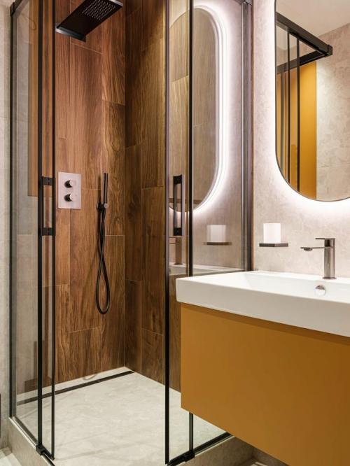 Это интерьер, в котором современные формы и сдержанная элегантность переплетаются с атмосферой загадочности. 02