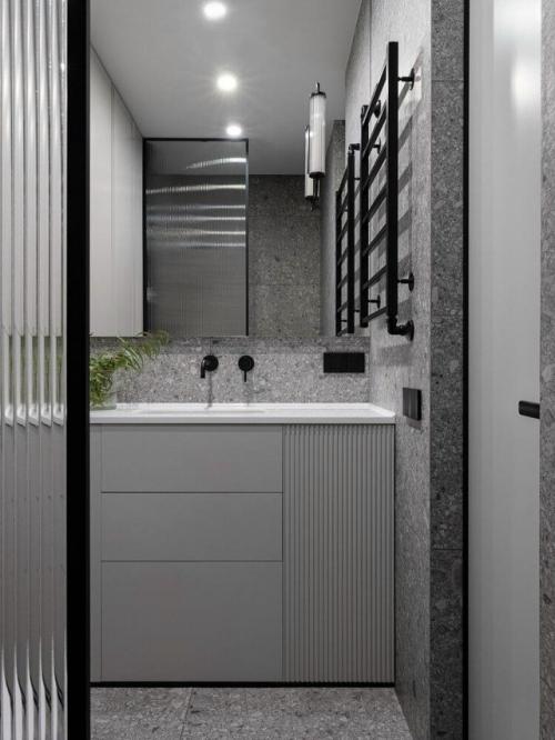 Дизайнеры полностью пересмотрели планировку и создали пространство, где современный стиль гармонично сочетается с функциональностью и комфортом. 04