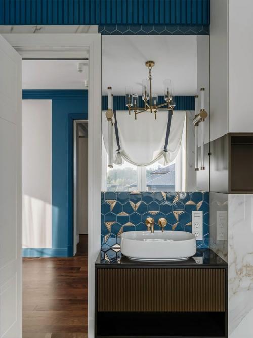 Современный и функциональный загородный дом с элементами классики и яркими акцентами сочетает в себе удобство, гармонию и выразительный дизайн. 02