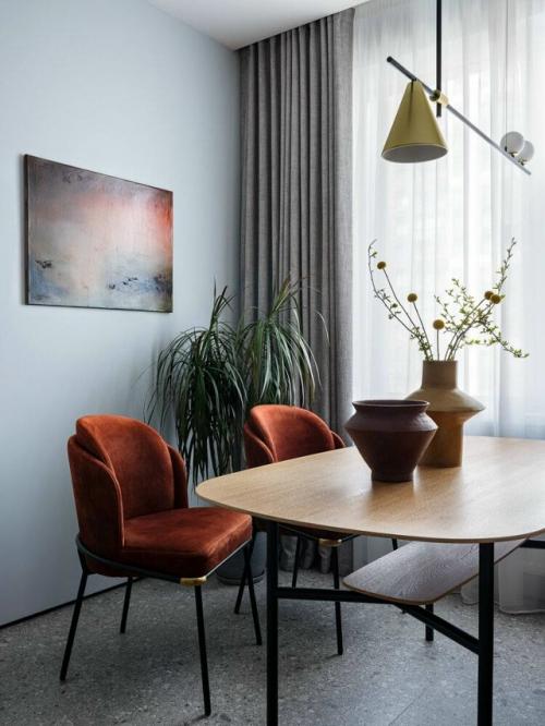 Дизайнеры полностью пересмотрели планировку и создали пространство, где современный стиль гармонично сочетается с функциональностью и комфортом. 05