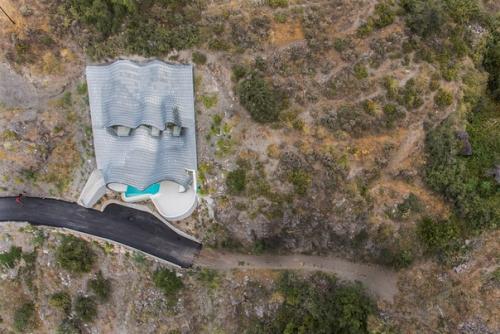 Как вам такая задумка архитектора - дом в скале. 02