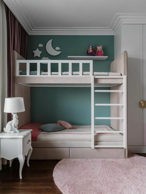 Современный и функциональный загородный дом с элементами классики и яркими акцентами сочетает в себе удобство, гармонию и выразительный дизайн. 09