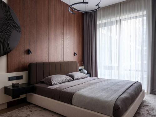 Это интерьер, в котором современные формы и сдержанная элегантность переплетаются с атмосферой загадочности. 05