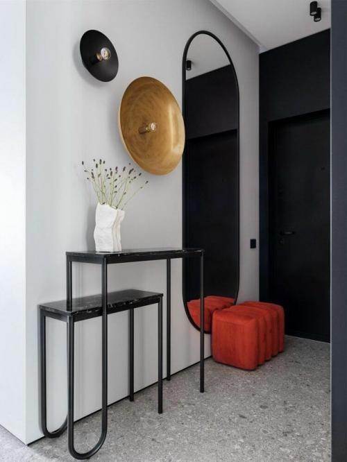 Дизайнеры полностью пересмотрели планировку и создали пространство, где современный стиль гармонично сочетается с функциональностью и комфортом. 03