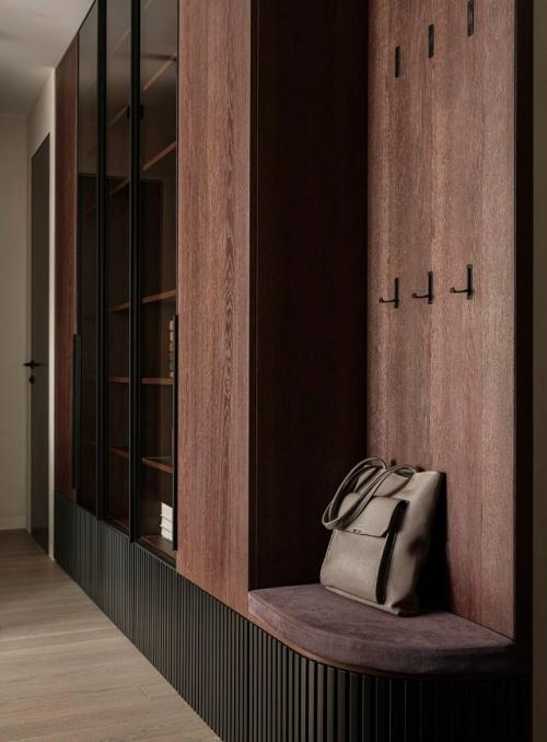 Это интерьер, в котором современные формы и сдержанная элегантность переплетаются с атмосферой загадочности. 03
