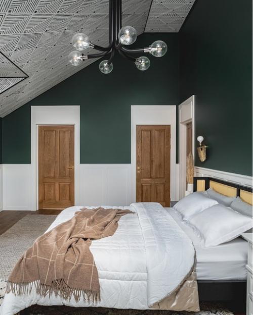 Интерьер с американским настроением - белые стены, темные окна, теплые оттенки дерева. 06