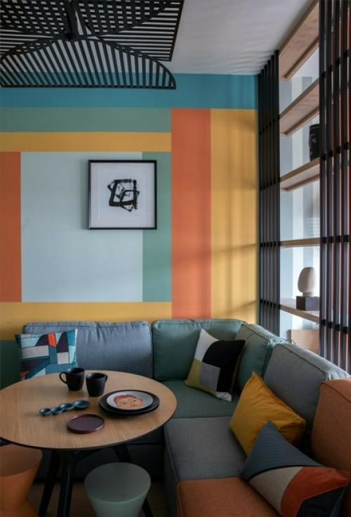 Яркая студия, в которой уместили кухню, гостиную и спальню. 01