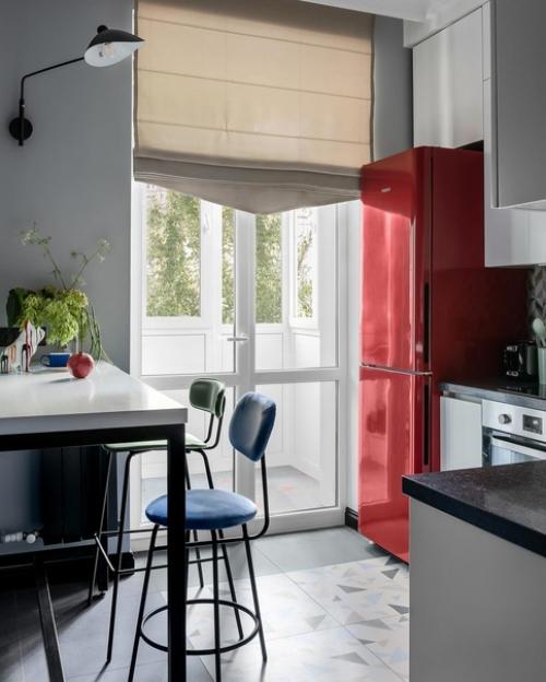 Яркий интерьер, стилизованный под период постройки дома, но не превращенный в полное ретро. 01